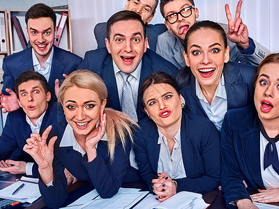 高中的疯狂商人办公室庆祝成功通过考试团队学生大学欢喜项目男人和女人上当给兔子手指恶作剧一背景图片