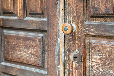 带古董门把手的旧木入口门图片