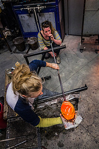 玻璃吹制工作坊两名妇女在图片