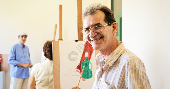 老年人绘画的爱好一群在艺术学校活跃的高年级学生快乐的老人微笑着图片