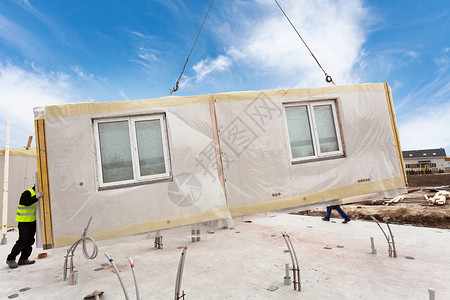 安装起重机安装结构隔绝板的屋顶建筑工人SIP建造新的图片