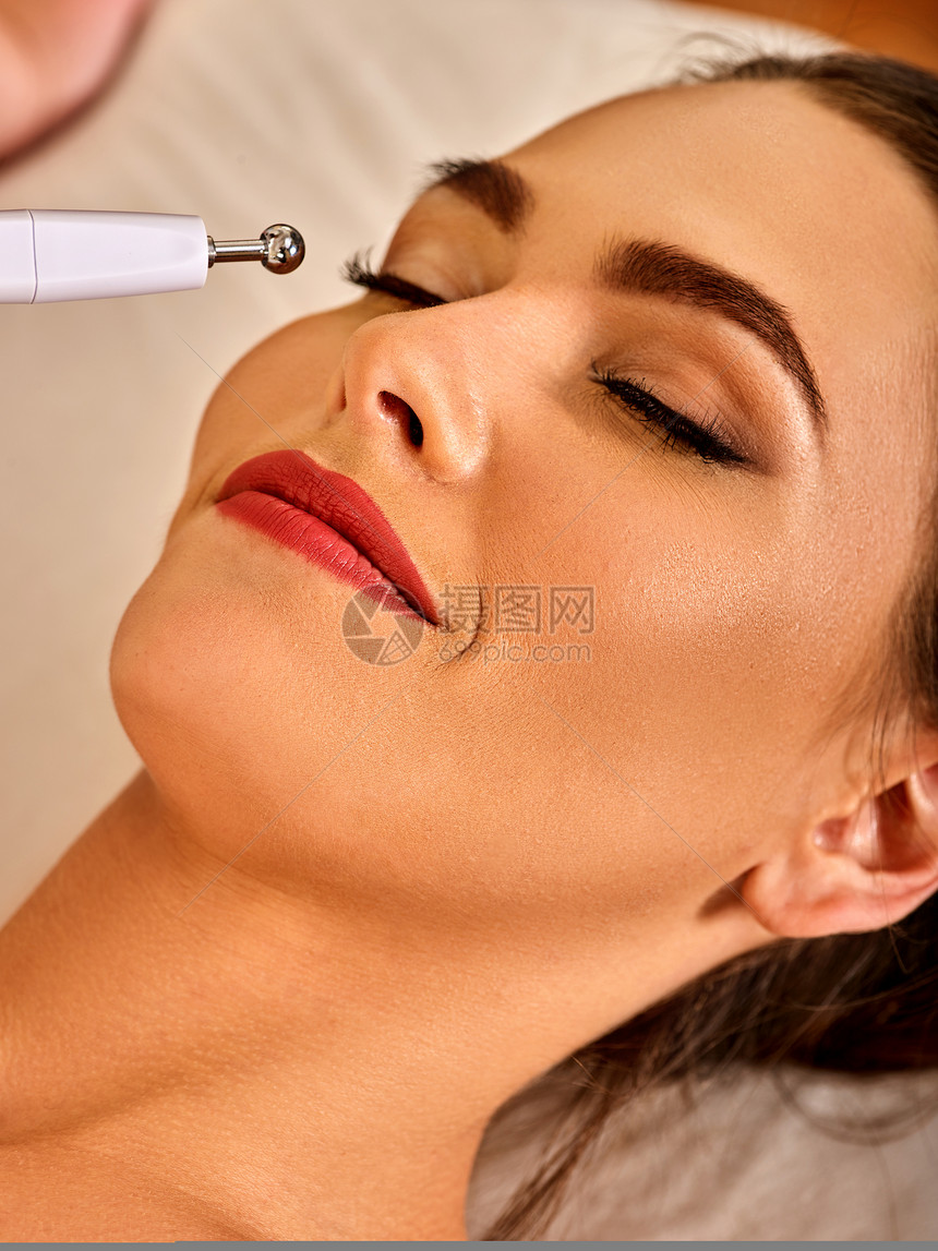 美容院的电子面部提升按摩女电刺激皮肤护理面部微电流治疗的专业设备在图片