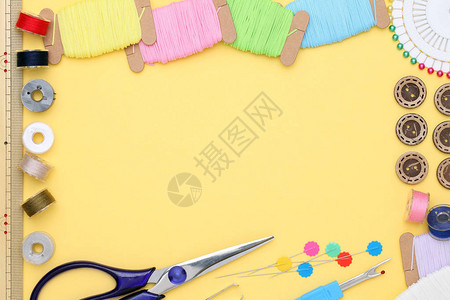 缝纫工具裁缝和时装概念对黄图片