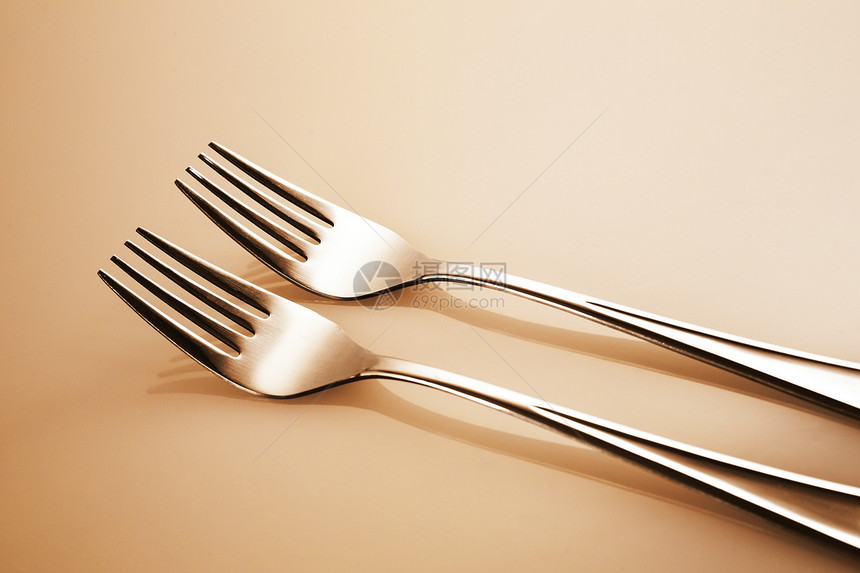 桌子上的两个叉子图片