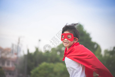 亚裔小孩穿着超级英雄的服装图片