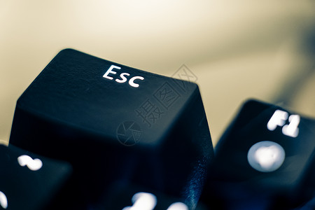 机械开关键盘上的转义键的宏观照片ESC字母蚀刻在塑料ABS键帽上图片