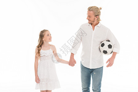 父亲有足球的父亲和小女儿用白手图片