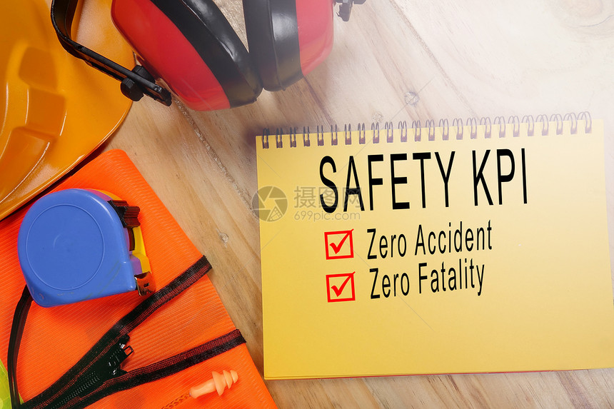 带有安全KPI字样的标准施工安全设备健图片