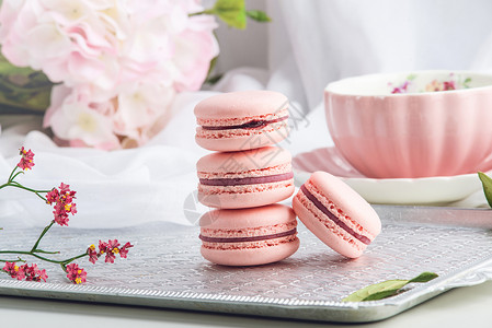 粉红草莓马卡龙晨光早餐的法式精致甜点图片