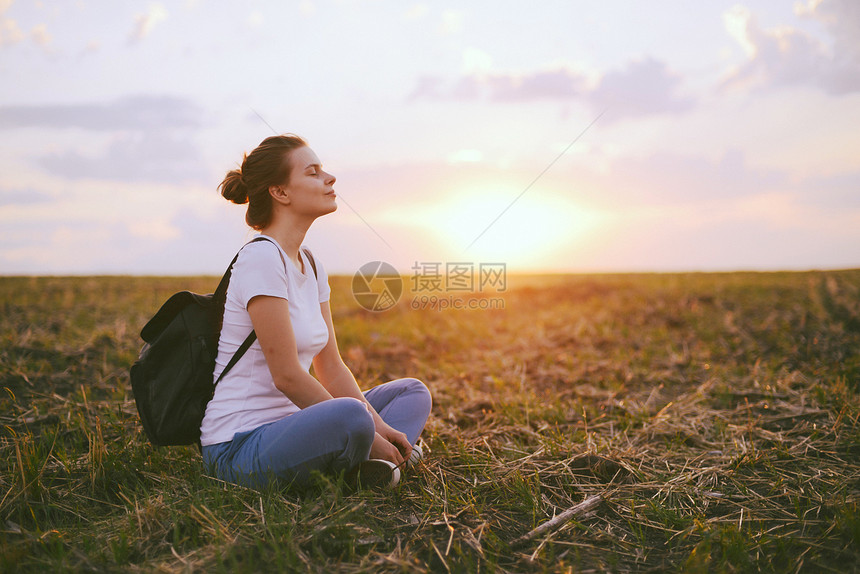 女青年在夏日夕阳的露天户外放松人图片