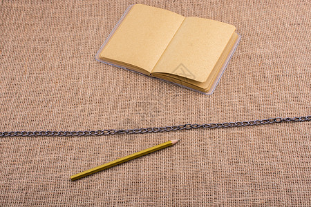 笔记本和笔记本在螺旋笔记本上用图片