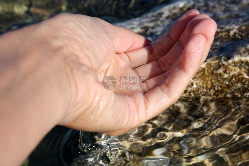 亚得里亚海沿岸手拿着海水滴图片