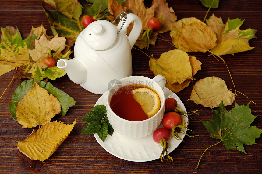 桌上的柠檬茶和秋叶图片
