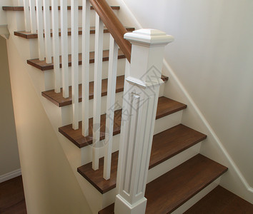 传统木材风格现代楼梯图片