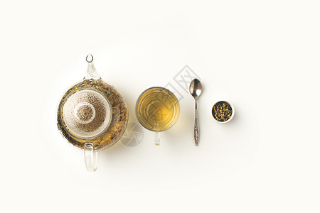 茶杯中新鲜草药茶和白茶背景图片