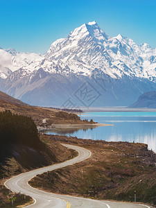 通往新西兰最高峰库克山的道路新西兰南岛奥拉基库克山公园的普卡基湖风景秀丽的高速公路在80号高速公路背景图片