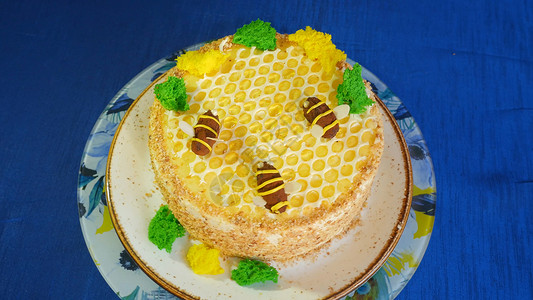 漂亮的蜂蜜蛋糕装饰着奶油蜜蜂美图片