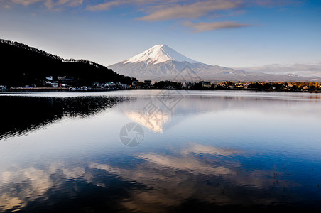 秋天的富士山河口湖雪景背景图片