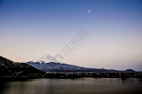 秋天的富士山河口湖雪景背景图片