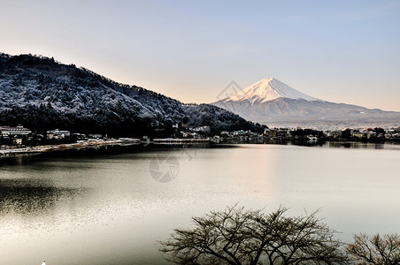 秋天的富士山河口湖雪景背景图片