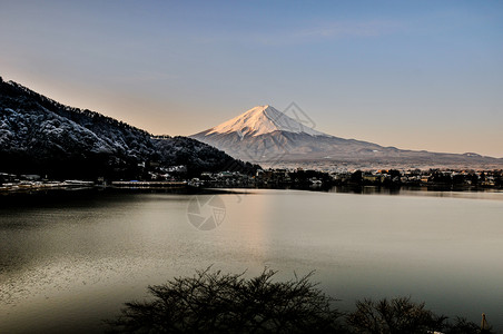 秋天的富士山河口湖雪景背景图片