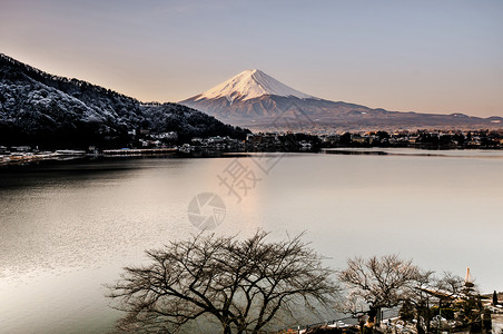 秋天的富士山河口湖雪景背景图片