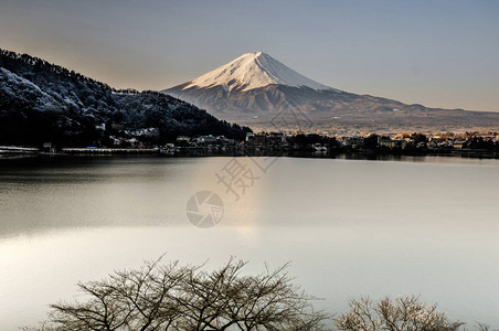 秋天的富士山河口湖雪景背景图片