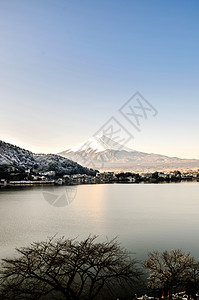 秋天的富士山河口湖雪景背景图片