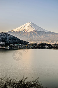 秋天的富士山河口湖雪景背景图片