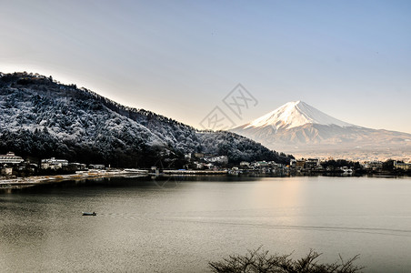 秋天的富士山河口湖雪景背景图片