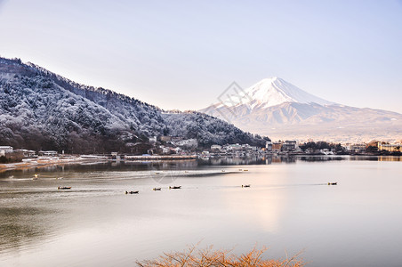 秋天的富士山河口湖雪景背景图片