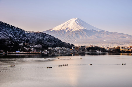 秋天的富士山河口湖雪景背景图片