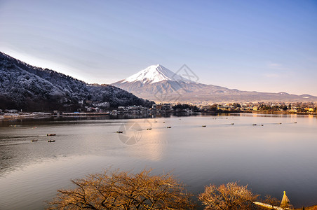 秋天的富士山河口湖雪景背景图片