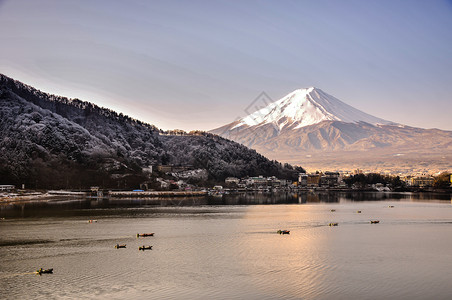 秋天的富士山河口湖雪景背景图片