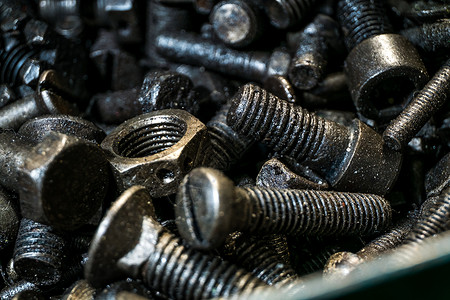 不同的金属黑色螺栓和螺母细节图片