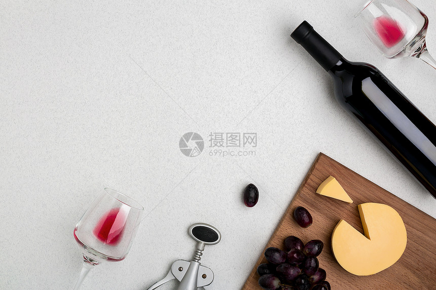 白色背景上的葡萄酒眼镜和软木板带有复制空图片