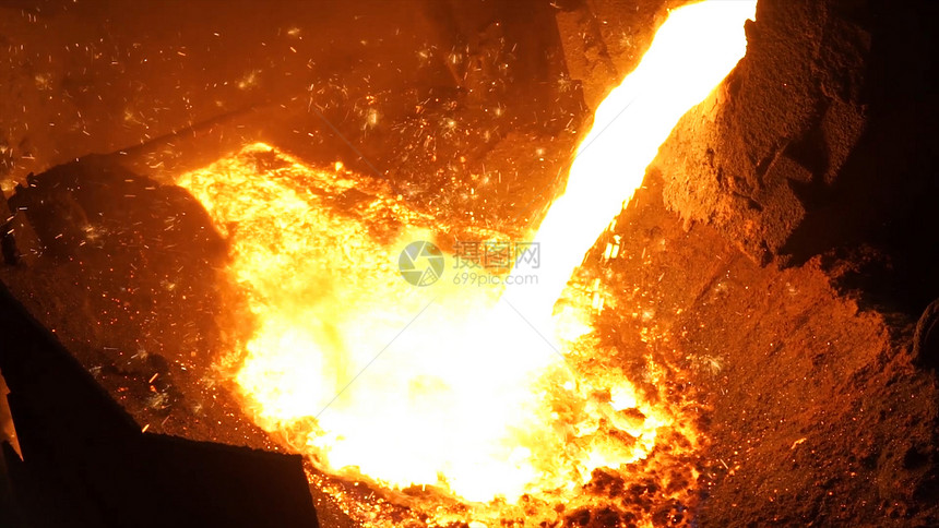 熔炉里的液态金属钢铁厂的压图片