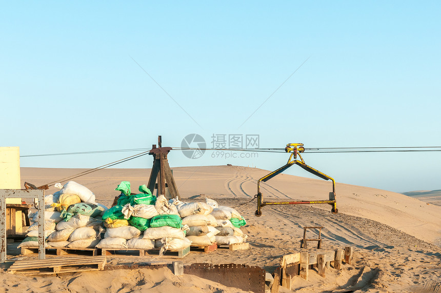 纳米比亚大西洋海岸纳米布沙漠长贝海滩附近的瓜诺岛的一条电缆图片