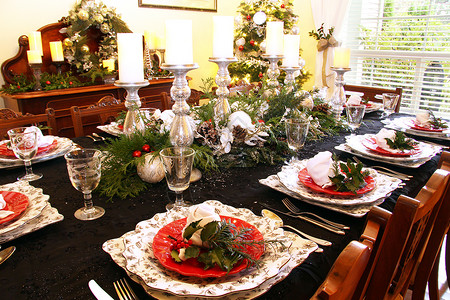 为圣诞大餐准备的传统餐桌图片