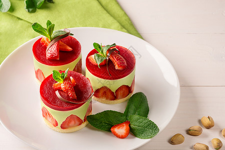 甜点甜的蛋糕草莓在盘子上鲜图片