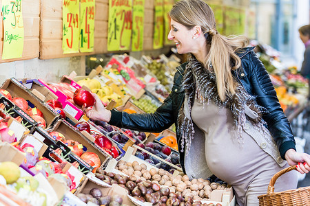 孕妇在农民市场选择的市场图片