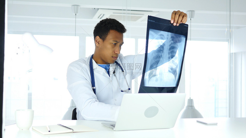 非裔美洲医生对病人肺部和脊图片