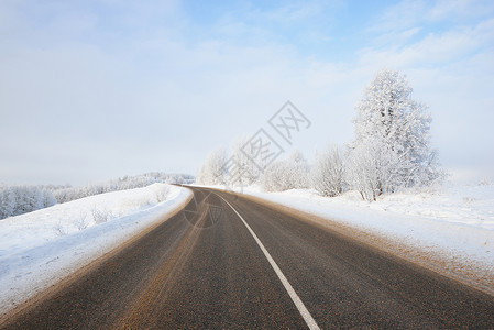 阳光明媚的日子里的乡村冬季公路图片