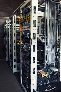 计算机机房服务器机房内有一系列服务器背景