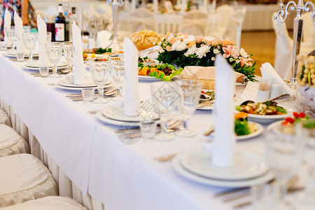 举行活动聚会或婚礼宴会的桌子设置图片