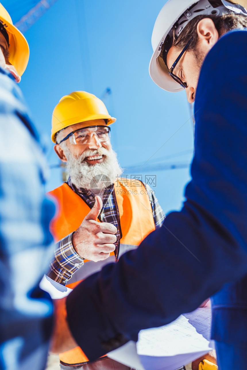 商人在看建筑计划而一个建筑工人图片