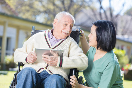 现年退休老人户外阅读平板电图片