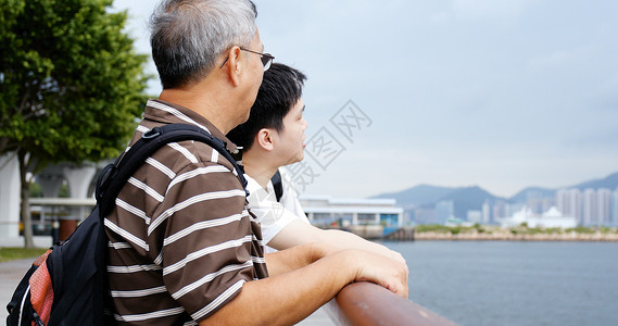 父子在海边聊天图片