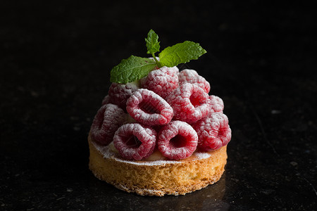 在深色背景上的覆盆子馅饼甜点传统的法式甜糕点美味开胃自制的蛋糕图片