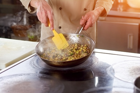 厨师在餐厅烹饪蔬菜的专业厨房图片
